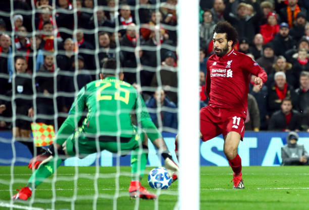 Salah dứt điểm góc hẹp, mở tỉ số trận đấu.