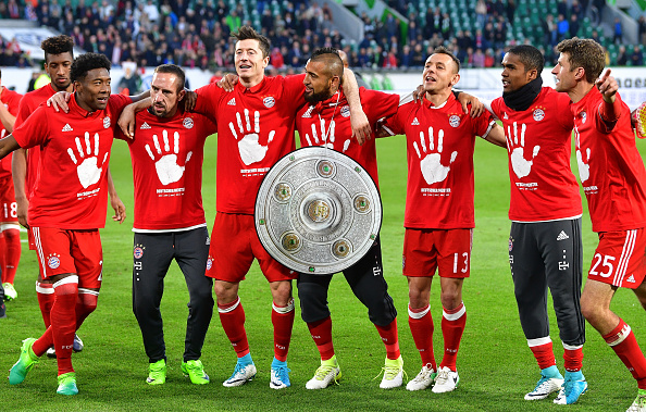 CHÙM ẢNH: Bayern mặc áo độc mừng đĩa bạc Bundesliga