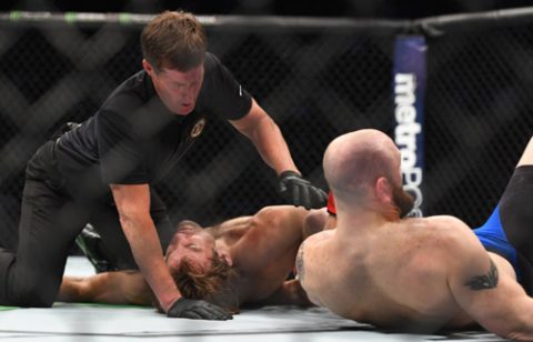 UFC: Võ sĩ tắt thở, trọng tài ngó lơ, “Bụt” xuất hiện