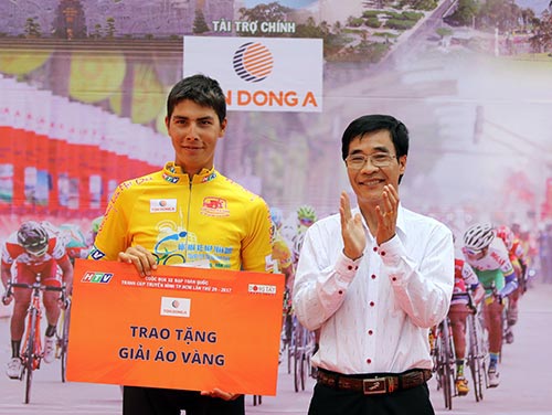 Tin thể thao HOT 30/4: Tay đua Lào suýt tuột áo vàng cúp TP HCM