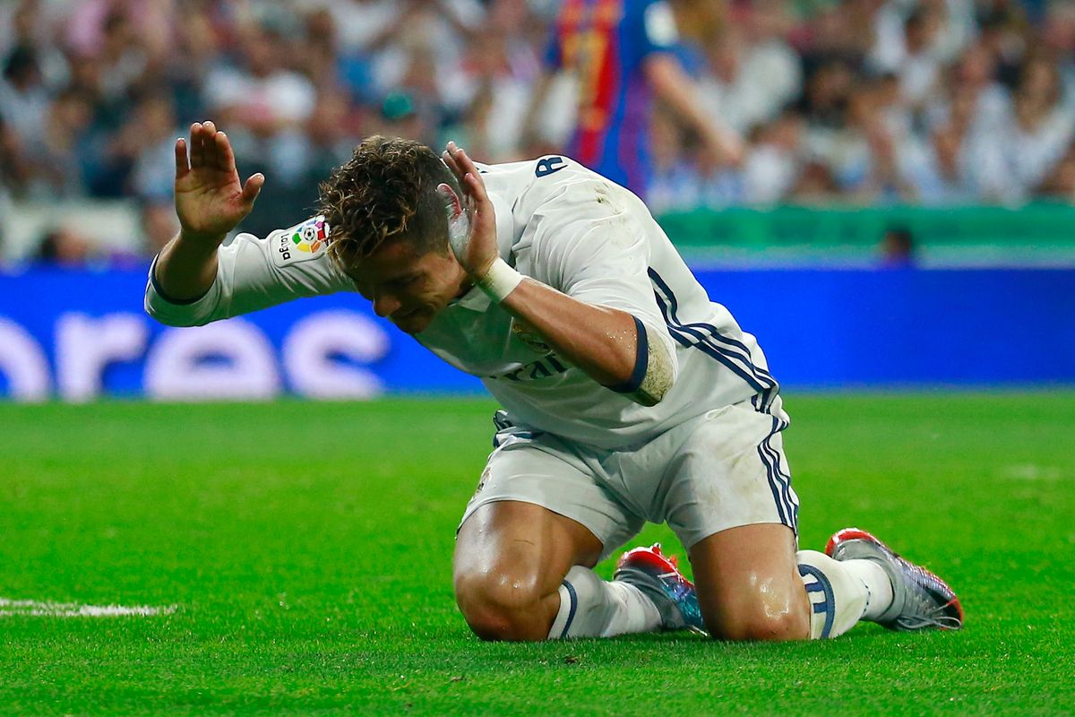 Ronaldo chửi thề, mắng đồng đội khi Messi ghi bàn quyết định
