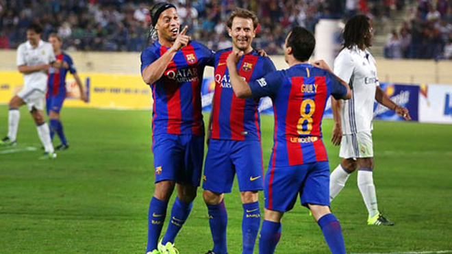 Ronaldinho lập hat-trick kiến tạo giúp huyền thoại Barca thắng Real 3-2