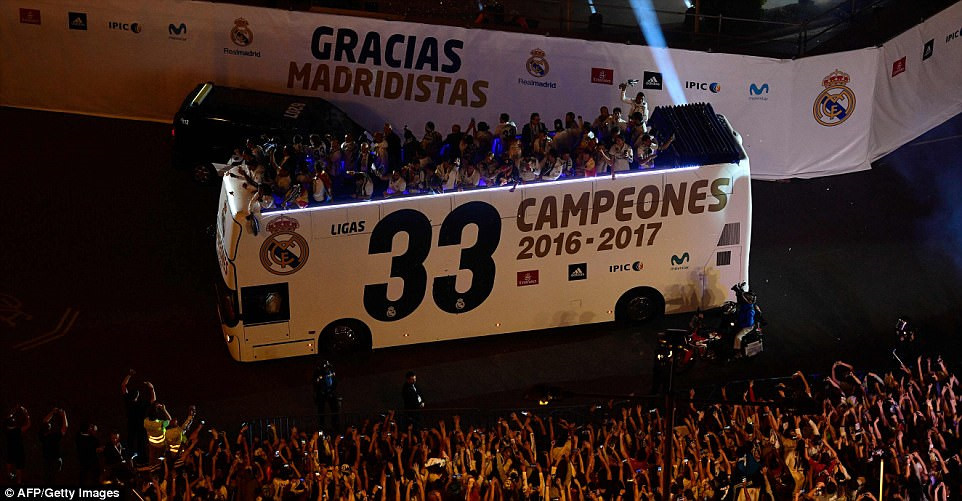 Cầu thủ Real Madrid xuống đường ăn mừng chức vô địch