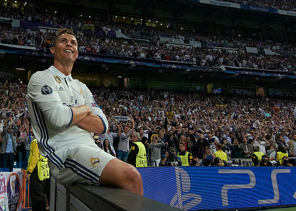 Ronaldo ăn mừng như vị vua, nói cổ động viên ngừng la ó