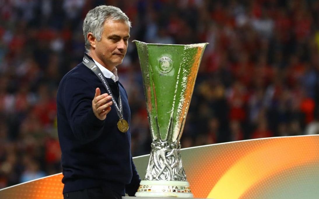 Vô địch Europa League, M.U của Mourinho vẫn bị chê bai