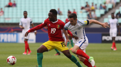 Hàng thủ mắc sai lầm ngớ ngẩn, U20 Anh suýt ôm hận trước U20 Guinea
