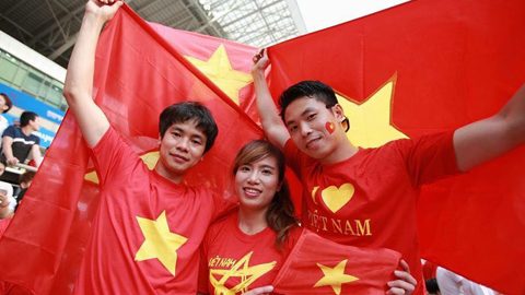 CĐV Việt mang đại kỳ đến sân cổ vũ thầy trò Hoàng Anh Tuấn