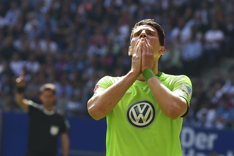 Mario Gomez tỏa sáng, Wolfsburg vẫn còn “nửa người” ở lại Bundesliga