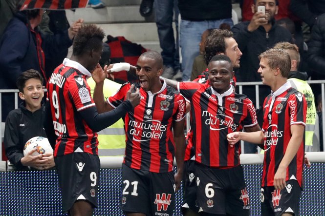 Balotelli khai tiệc, Nice đánh tan tham vọng vô địch của PSG