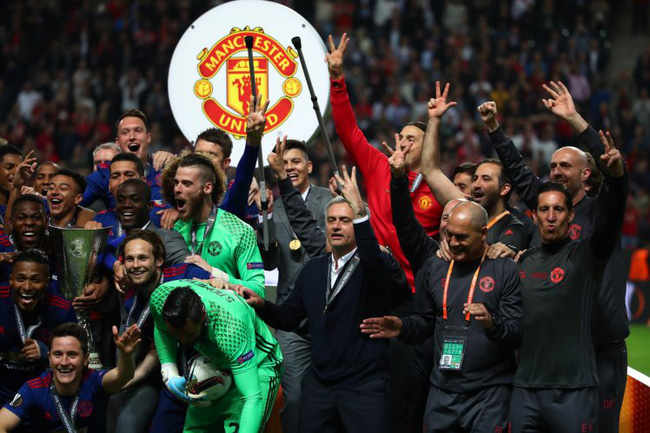 Lí giải thú vị đằng sau pha ăn mừng “3 ngón” của Mourinho và các học trò