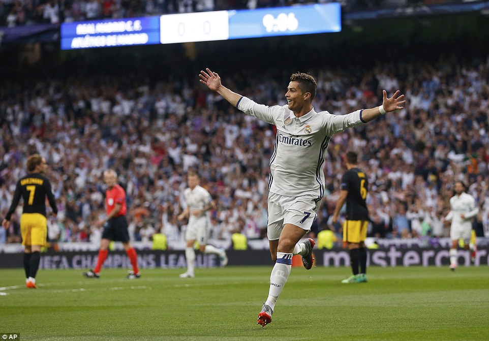 Siêu nhân Ronaldo lập hat-trick, Real đặt cả 2 chân vào chung kết champions League