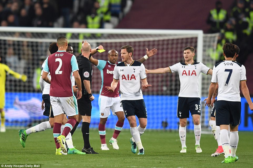 Thua đau West Ham, Tottenham dâng chức vô địch cho Chelsea