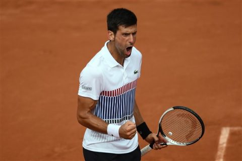 Djokovic thắng dễ, tái ngộ Dominic Thiem tại Tứ kết Roland Garros