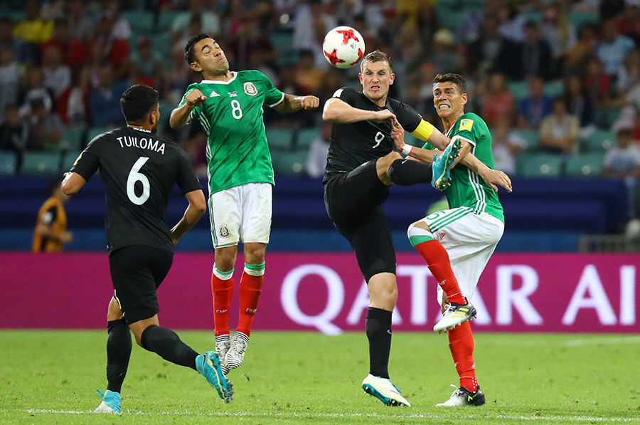 Ngược dòng đánh bại New Zealand, Mexico chễm chệ ở ngôi đầu