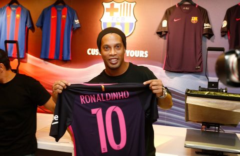 Huyền thoại Ronaldinho trở lại Barca “thi đấu’ theo hợp đồng 10 năm
