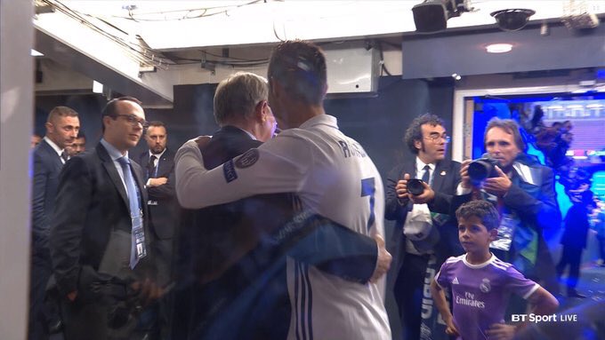 Ronaldo ôm chặt Sir Alex mừng chiến thắng, giới thiệu con trai với thầy cũ