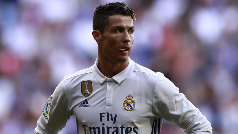 Đồng đội ở Real cho rằng Ronaldo đòi ra đi vì tiền