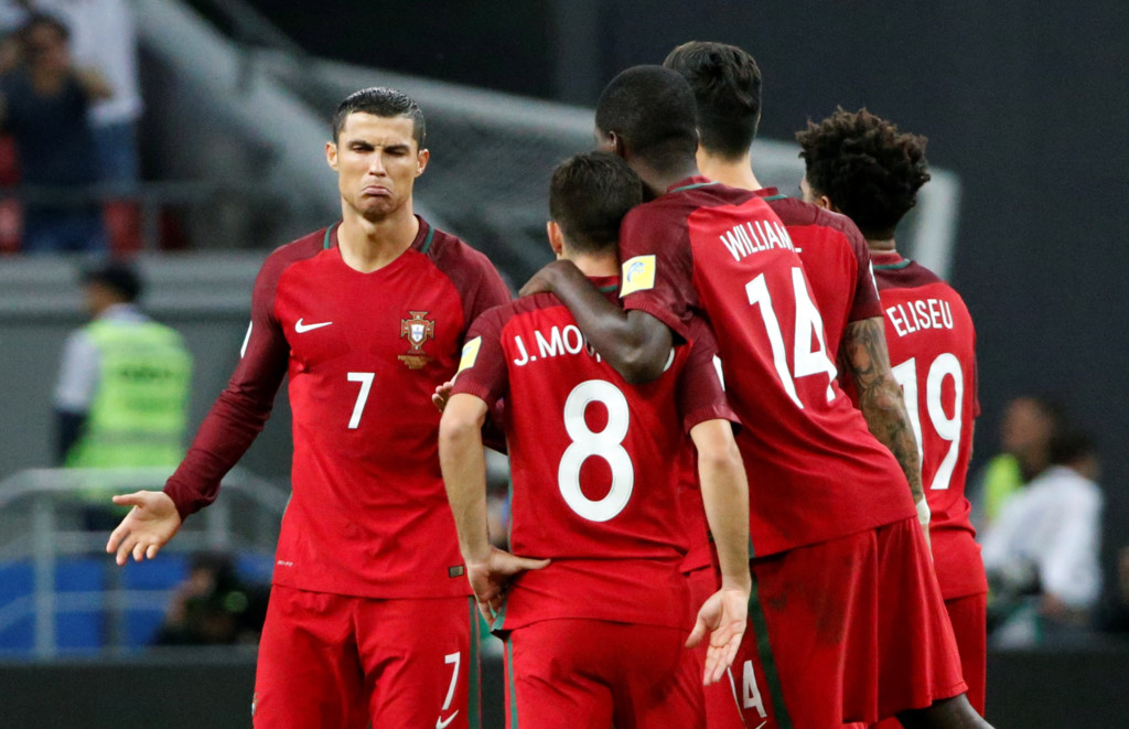 Ronaldo tỏ thái độ ra mặt với đồng đội sút hỏng penalty