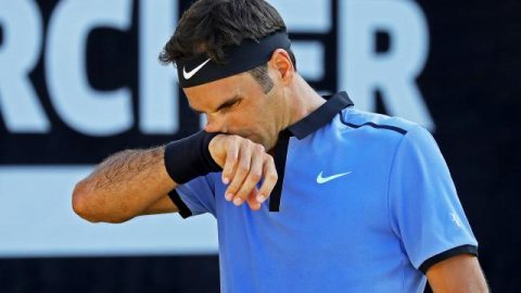 Tàu tốc hành Federer thua sốc trong ngày trở lại