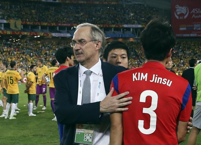 Có nguy cơ mất vé dự World Cup, Hàn Quốc sa thải HLV trưởng