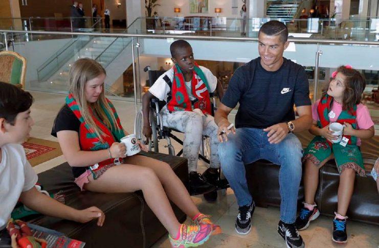 Ronaldo vui vẻ làm từ thiện giữa tâm bão trốn thuế