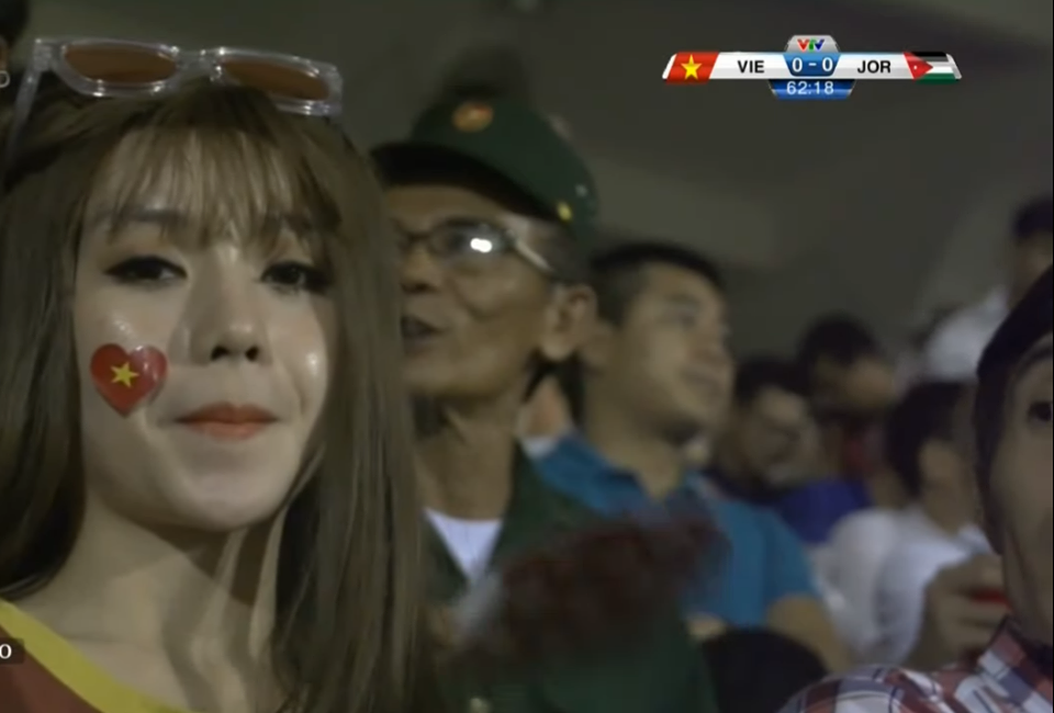 Thiên thần xinh đẹp hết mình cổ vũ cho ĐT Việt Nam ở trận đấu tối qua là ai?