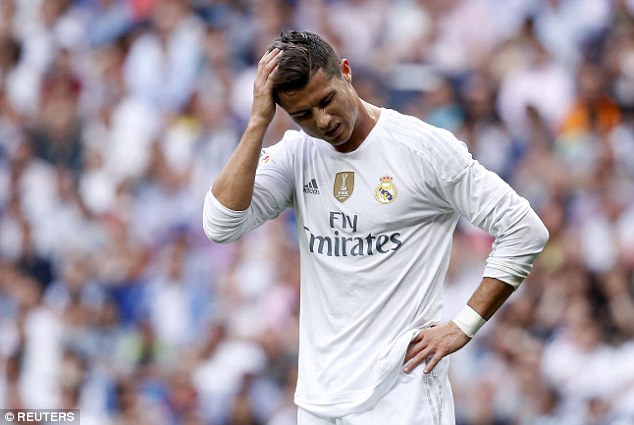 Hết trốn thuế, Ronaldo lại bị cáo buộc phân biệt chủng tộc