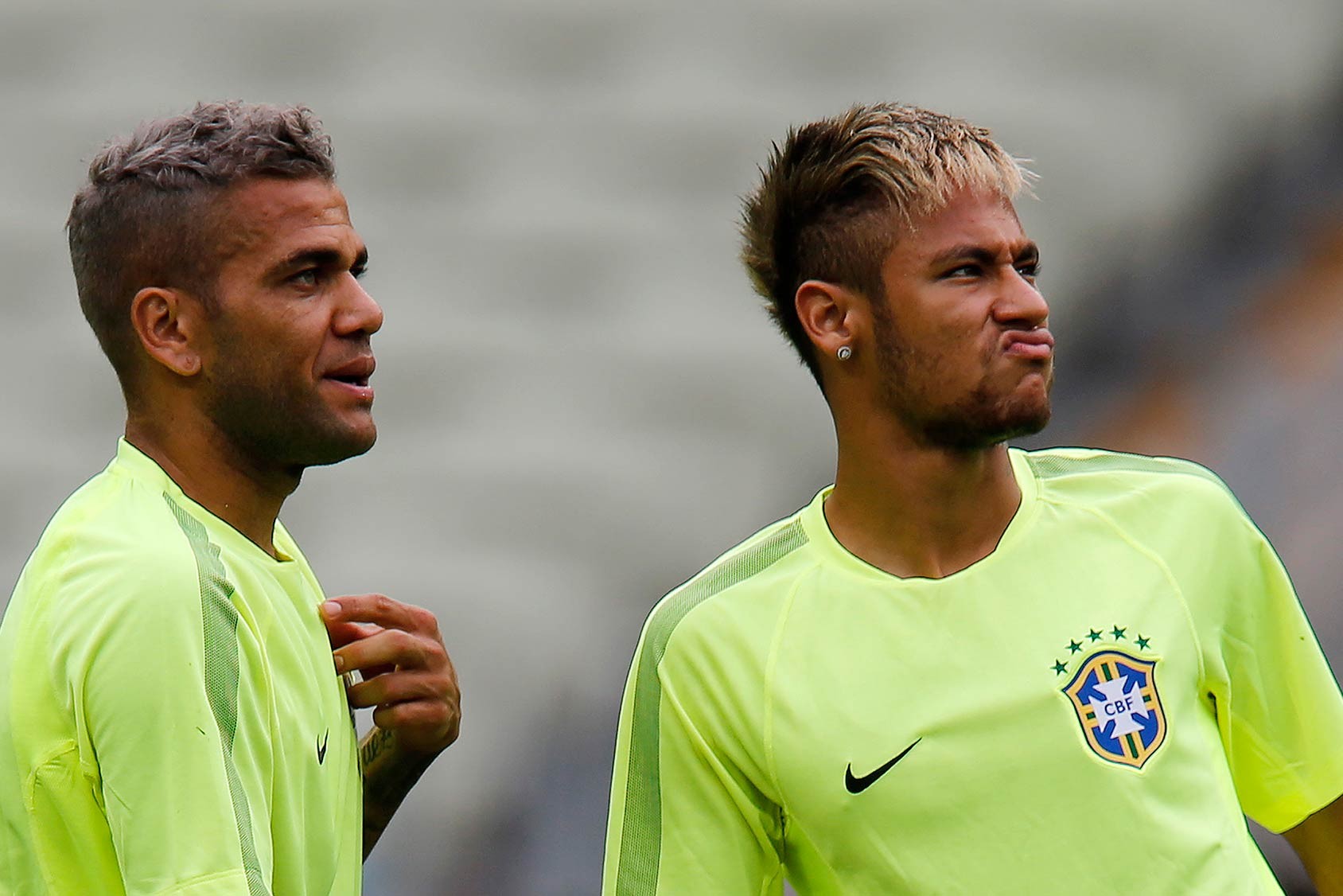 Dani Alves lên tiếng “ngầm” lôi kéo Neymar tới PSG