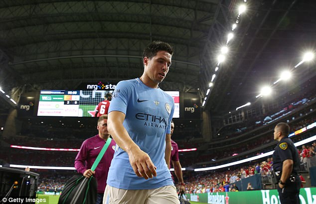 Dàn sao Man City đồng loạt tẩy chay, đòi đuổi Nasri khỏi tour du đấu