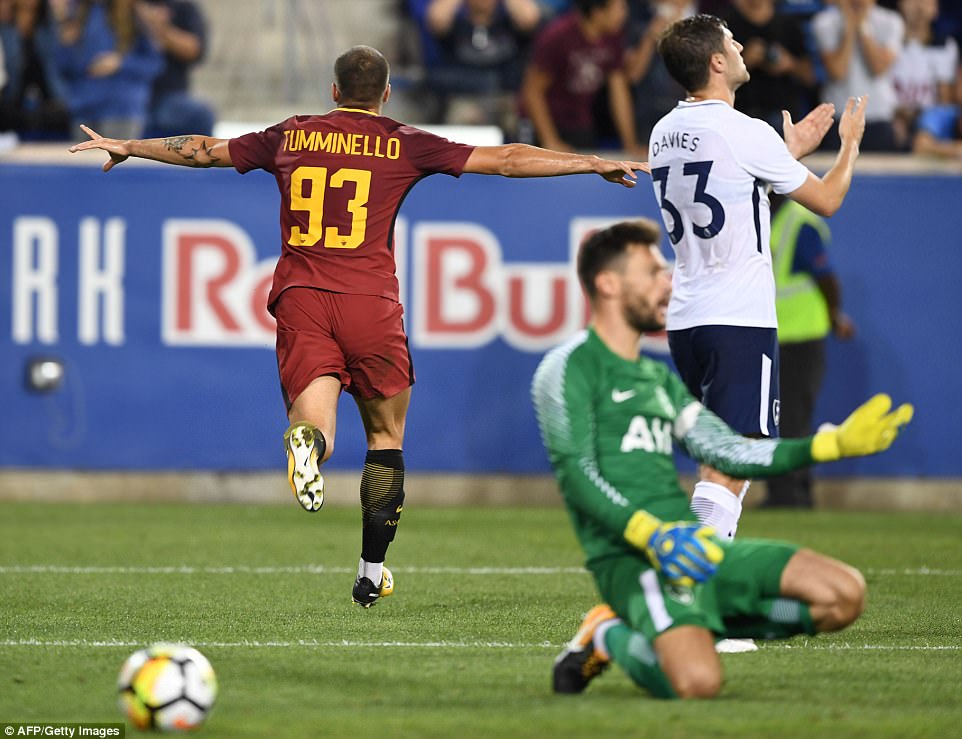 AS Roma kết liễu Gà trống trong phút bù giờ đầy kịch tính