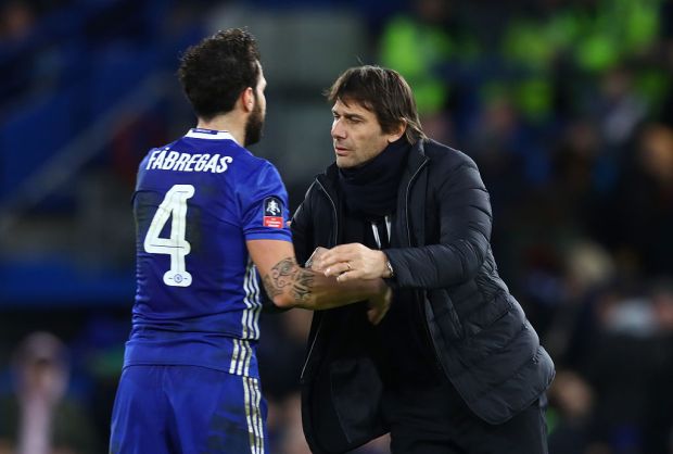 HLV Conte ra sức giữ chân Cesc Fabregas trước sự chèo kéo của đại gia Serie A