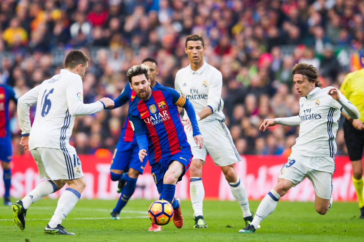 Real Madrid vs Barcelona, 07h05 ngày 30/7: “Xẻ thịt” Kền kền trắng