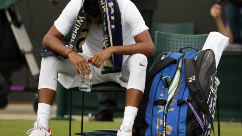 Thần đồng Nick Kyrgios bỏ cuộc ở vòng một Wimbledon vì chấn thương