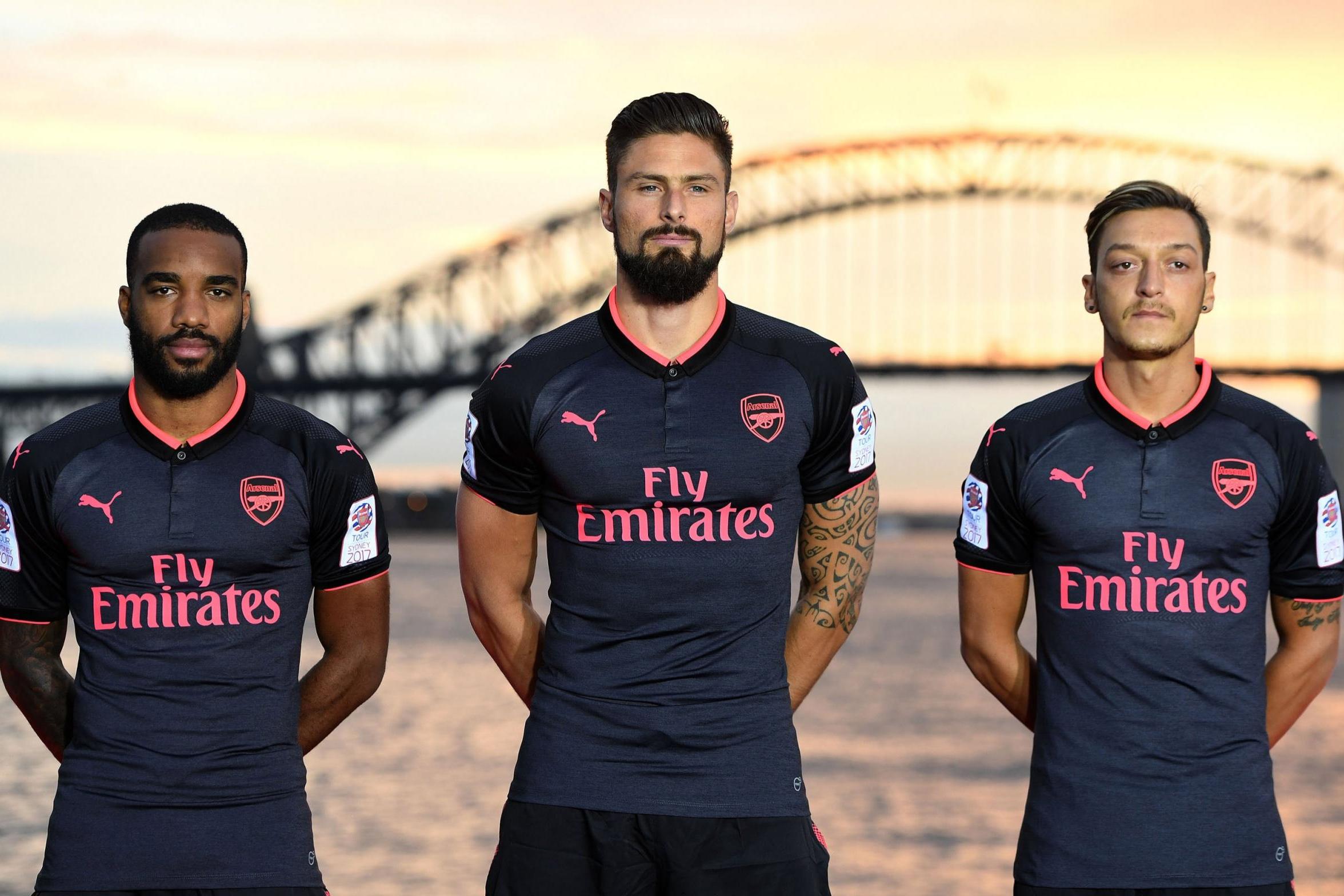 Áo đấu sân khách mới của Arsenal bị CĐV chê tơi bời