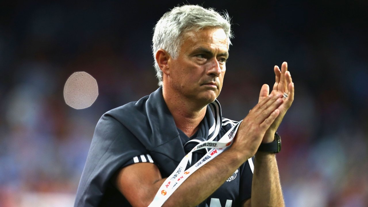 Mourinho nói gì sau khi “hạ nhục” gã hàng xóm ồn ào Man City?