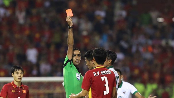 Fan quốc tế tiếp tục “ném đá” dữ dội trọng tài bắt chính trận U22 Việt Nam và Indonesia