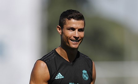 CHÙM ẢNH: Ronaldo vẫn vui vẻ cười đùa trên sân tập của Real bất chấp án phạt nặng