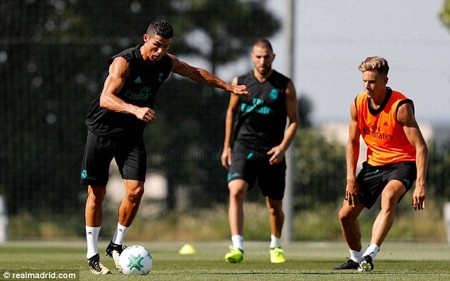 CHÙM ẢNH: Ronaldo tái xuất, dàn sao Real cật lực tập luyện chờ làm thịt Quỷ đỏ