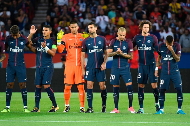 CHÙM ẢNH: Neymar khóc nghẹn trong phút mặc niệm các nạn nhân khủng bố, cả châu Âu hướng về Barcelona