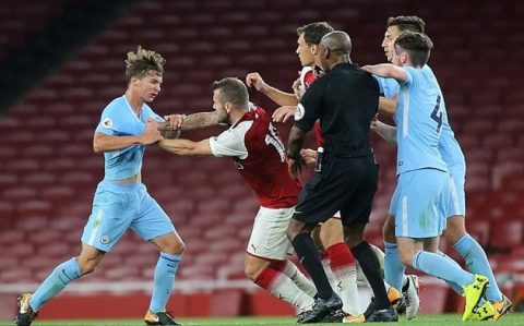 Một mình “tẩn” 2 cầu thủ trẻ Man City, Jack Wilshere bị đuổi thẳng cổ trong trận đấu ở đội U23