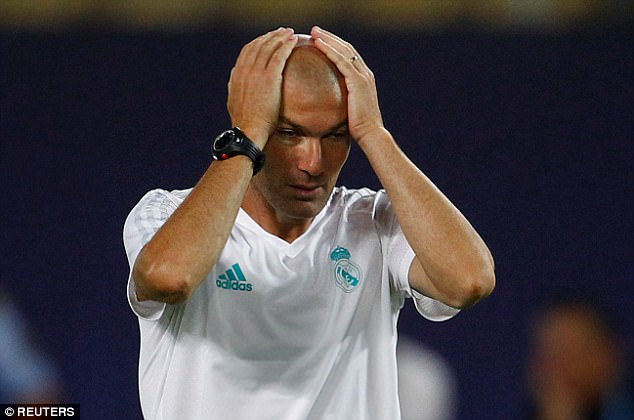 CHÙM ẢNH: Ngấm đòn tâm lý của Mourinho, Zidane đau đầu trên sân tập trước đại chiến