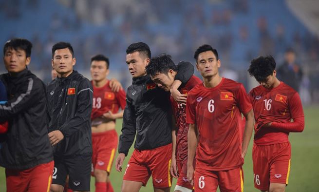 Nhìn lại vô số sai lầm ngớ ngẩn làm “tan nát bao con tim” của bóng đá Việt Nam trong 4 năm qua
