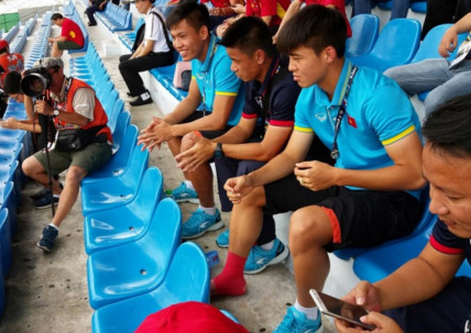 Sớm rời SEA Games, Duy Mạnh lặng lẽ ngồi nhìn đồng đội quyết đấu U22 Thái Lan