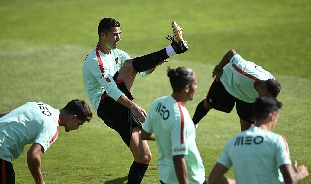 Chùm ảnh: Sung sức trên sân tập, Ronaldo đã sẵn sàng bùng nổ