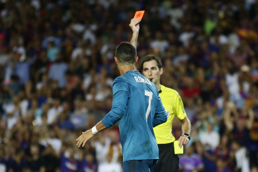 Chiếc thẻ đỏ trọng tài dành cho Ronaldo trong trận Siêu kinh điển “lượt đi” là sai 100%