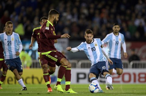 Argentina tiếp tục bất lực trước đội bét bảng, Messi đứng trước nguy cơ phải xem Ronaldo đá World Cup qua TV
