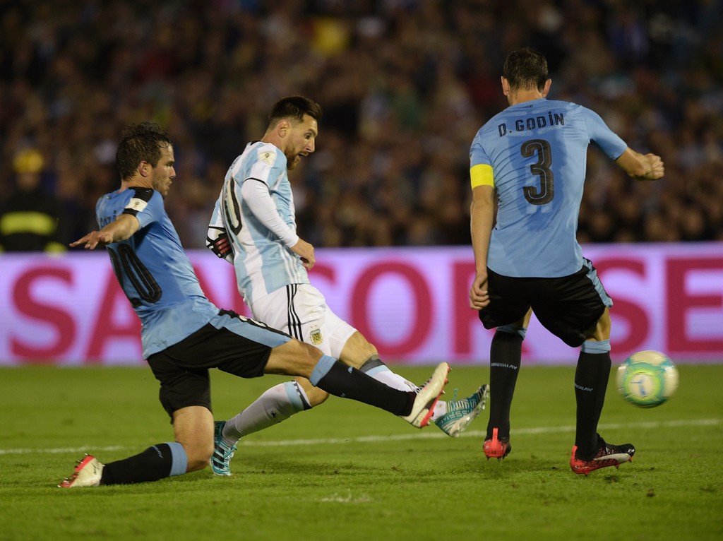 Làm mọi cách ngăn cản Messi, Uruguay cầm hòa Argentina trên sân nhà