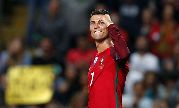 Cristiano Ronaldo chính thức vượt qua “Vua bóng đá” Pele sau cú hattrick siêu đẳng