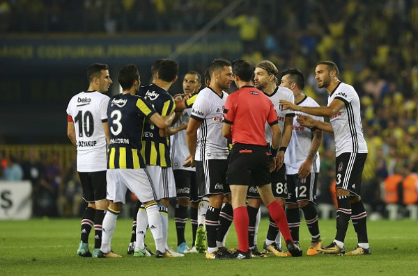 12 thẻ vàng, 5 thẻ đỏ xuất hiện ở trận derby Istanbul