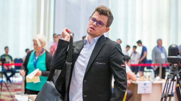 Địa chấn ở Cúp thế giới, Vua cờ Magnus Carlsen bất ngờ dừng bước